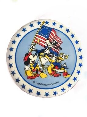 VTG WALT DISNEY WORLD Bicentennial 1976 AMERICA ON PARADE Pinback Daffy Pluto